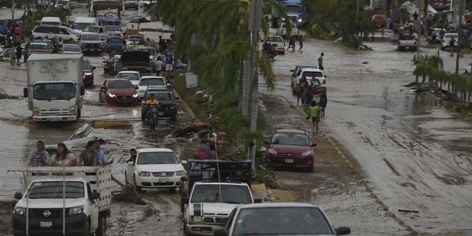 dpatopbilder - Autos überqueren eine überschwemmte Strasse, nachdem Hurrikan Otis über Acapulco, Mexiko, hinweggefegt ist. Foto: Marco Ugarte/AP dpatopbilder - Autos überqueren eine überschwemmte Strasse, nachdem Hurrikan Otis über Acapulco, Mexiko, hinweggefegt ist. Foto: Marco Ugarte/AP