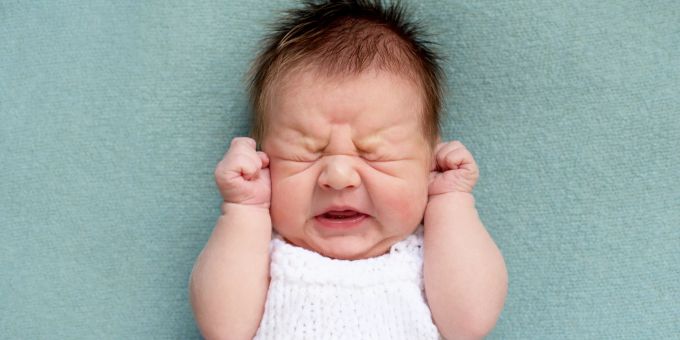 Wenn im Darm des Babys zu viel Luft eingeschlossen ist und nicht entweichen kann, entstehen Blähungen. Baby hat Schmerzen