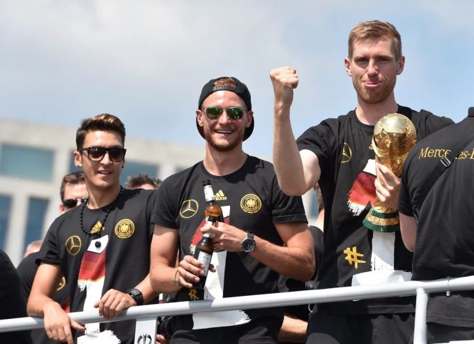 Mesut Özil (links) wurde 2014 mit Deutschland Weltmeister. Mesut Özil