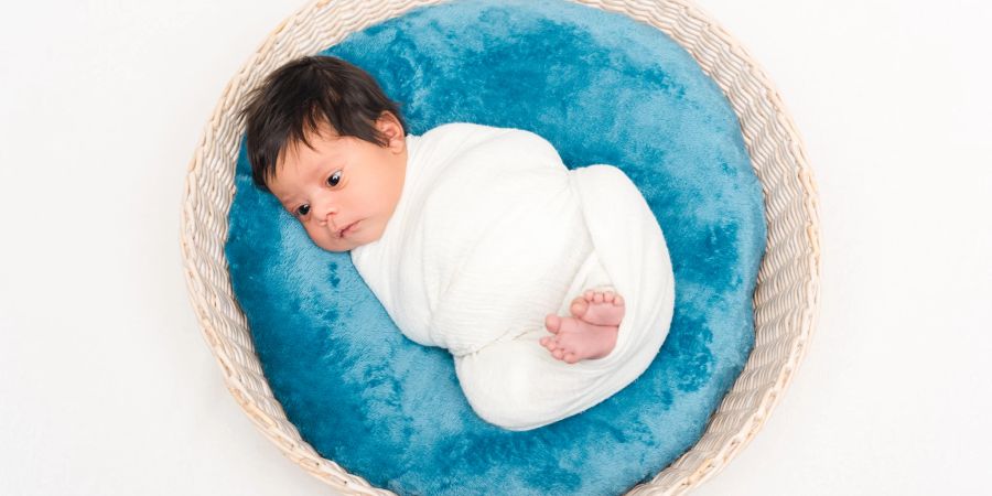 Pucken: Wickeltechniken, bei denen Säuglinge in den ersten Lebensmonaten eng in ein Tuch gewickelt werden.