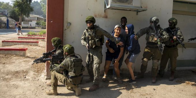 Die israelische Spezialeinheit bei einer Trainingsübung mit einem simulierten Angriff auf eine Schule nahe der Grenze zu Jordanien. keystone hamas