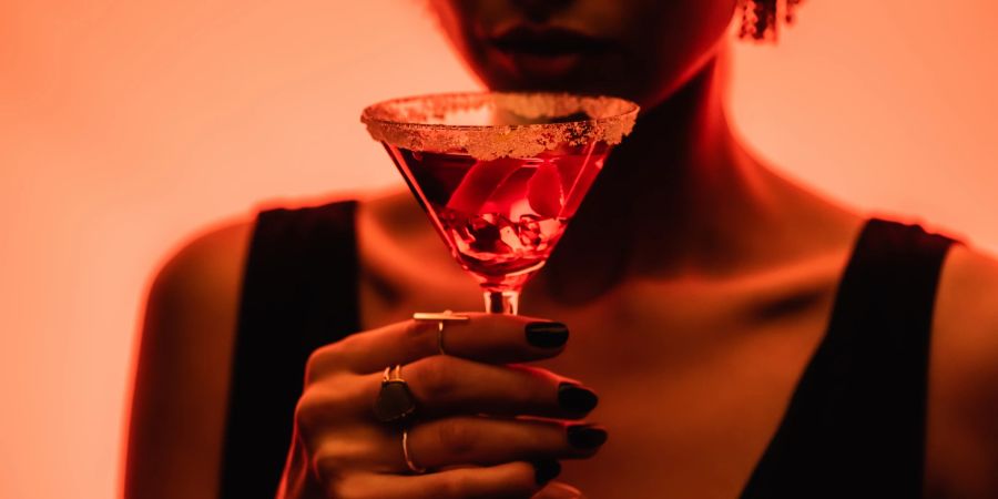 Frau Cocktail rotes Licht