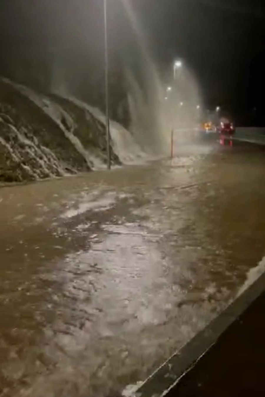 So schlimm sah eine Strasse in Jaun FR gestern Abend aus.