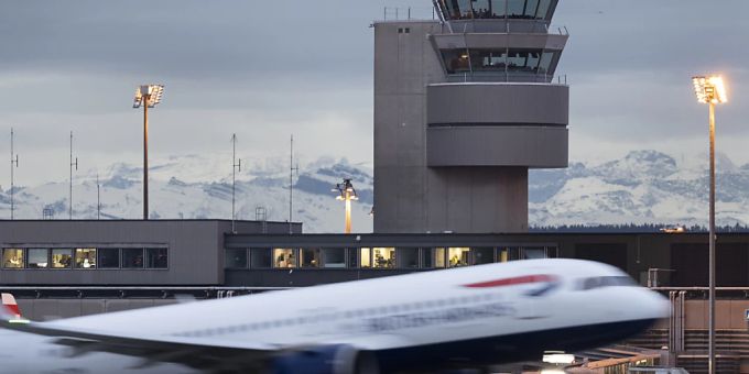 In absoluten Zahlen gab es am Flughafen Zürich im Oktober 22'955 Starts und Landungen. (Symbolbild) Flughafen Zürich