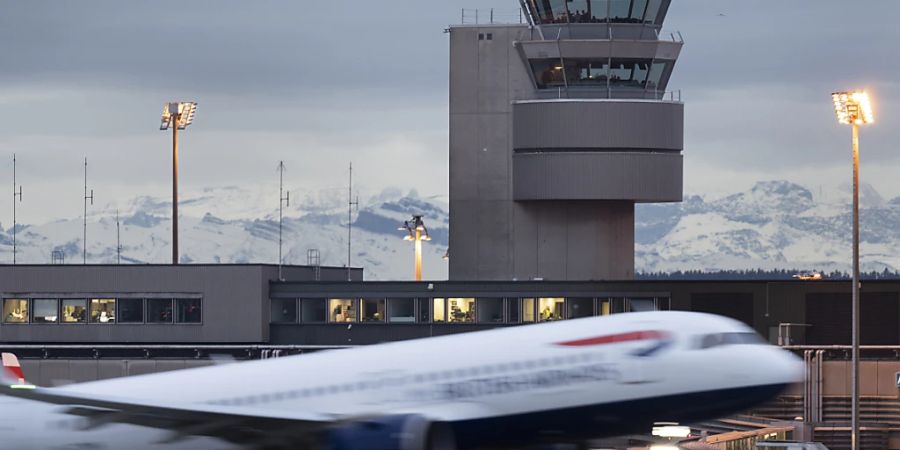 Das Passagieraufkommen am Flughafen Zürich hat sich weiter erholt. In diesem Oktober reisten erstmals wieder gleich viele Gäste über den Flughafen wie im Oktober 2019. (Symbolbild)