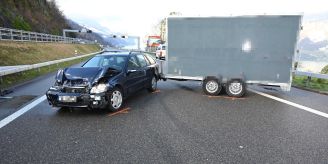 A3 bei Quarten SG - Auto mit Anhänger prallt in Mittelleitplanke