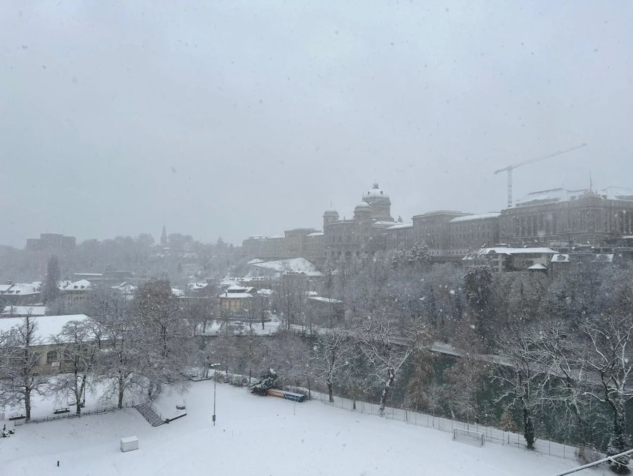 Blick auf das schneebedeckte Bern.