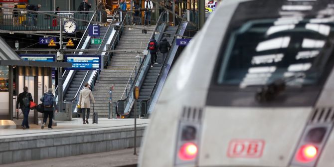 Bahnstreik Bahnhof Symbolbild