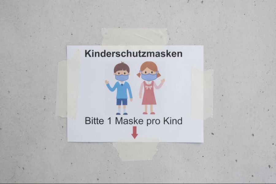 Eine britische Studie hat festgestellt, dass das Maskentragen bei Kinder während Corona wirkungslos war. (Symbolbild)