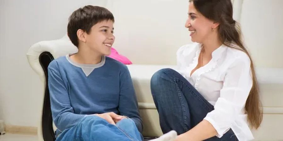 Um das Vertrauen zu stärken, sollten Eltern mit ihren Kindern regelmässig Gespräche führen.
