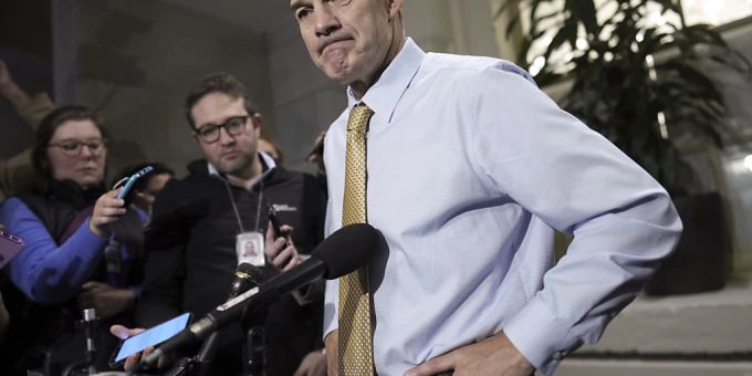 Jim Jordan, Abgeordneter des US-Repräsentantenhauses für Ohio, spricht mit Journalisten. Nach drei verlorenen Wahlgängen für den Chefposten im US-Parlament ist der Republikaner Jim Jordan aus dem Rennen. Foto: J. Scott Applewhite/AP/dpa Jim Jordan