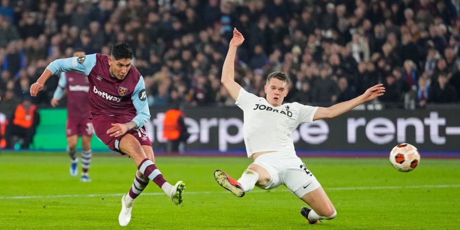 Edson Alvarez (l) von West Ham United trifft zum 2:0.