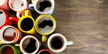 kaffeetassen auf holztisch