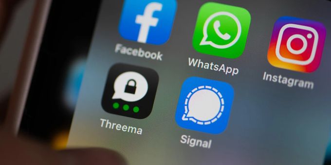 Der Bundesrat weitet die Massnahmen zur Überwachung von Internet- und Telefon-Daten in Strafangelegenheiten aus. Die Verschlüsselung von Online-Diensten soll entgegen ersten Überlegungen nicht angetastet werden. (Symbolbild) Der Bundesrat weitet die Massnahmen zur Überwachung von Internet- und Telefon-Daten in Strafangelegenheiten aus. Die Verschlüsselung von Online-Diensten soll entgegen ersten Überlegungen nicht angetastet werden. (Symbolbild)