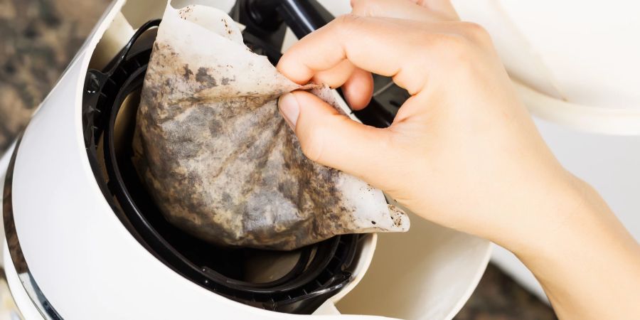 Kaffeesatz muss nicht im Müll landen, denn er wirkt als Wundermittel gegen Küchengerüche.