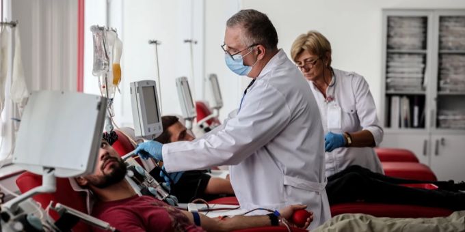 Der russische Angriff soll ein Krankenhaus in der Südukraine schwer beschädigt haben. (Symbolbild) Krankenhaus Ärzte Blutspende Ukraine