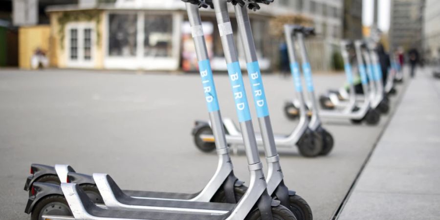Der Elektro-Trottinett-Anbieter Bird will sich in einem US-Insolvenzverfahren sanieren. Der Betrieb soll dabei unverändert weitergehen. (Archivbild)