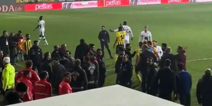 Wieder Türkei-Eklat - Club-Boss von Hakan Yakin sorgt für Spiel-Abbruch