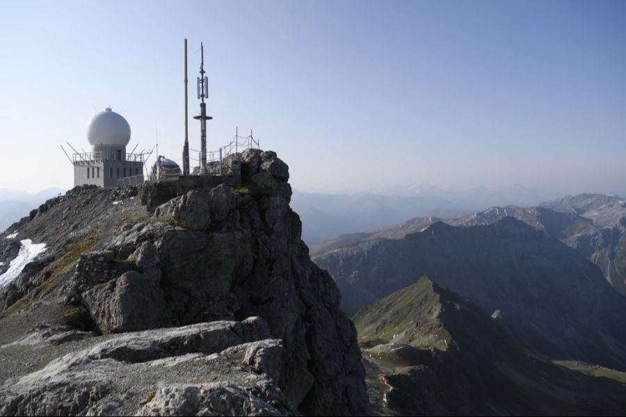 Investitionen in Wettertechnik könnten wegen des Sparpakets des Bundes wackeln, warnt Meteo Schweiz. Bild: Das Meteoschweiz Wetterradar auf dem Weissfluhjoch.