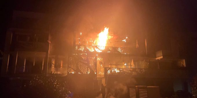 Das Feuer brach auf einem Balkon des Mehrfamilienhauses aus. Brand in Mehrfamilienhauses