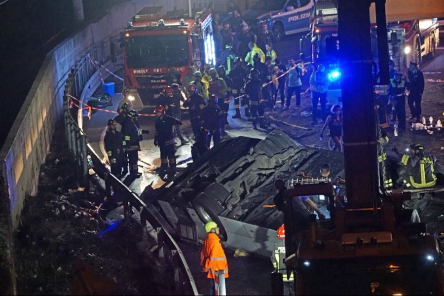 Feuerwehrleute an der Unglücksstelle in Mestre (I)