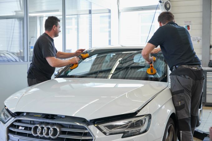 Bei einem Glasschaden wird ausgiebig geprüft, ob die betroffene Scheibe repariert werden kann oder ob sie ersetzt werden muss. Schadenfall AMAG Auto