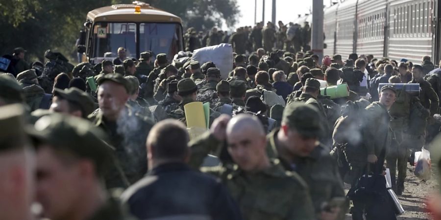ARCHIV - Russische Rekruten versammeln sich auf einem Bahnhof in der russischen Region Wolgograd, um einen Zug zu nehmen. Nach Einschätzung britischer Militärexperten sind Russlands Verluste in den vergangenen Wochen so hoch gewesen wie kaum zuvor in dem russischen Angriffskrieg. Foto: -/AP/dpa