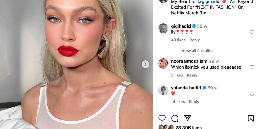 Instagram post von Gigi Hadd in weissem Tank Top und blutroten Lippen.