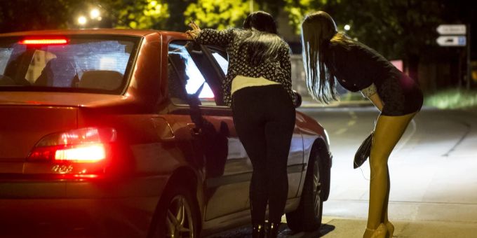 Laut Fachpersonen macht sich in der Schweiz im Bereich der Prostitution der föderalistische Flickenteppich bemerkbar (Archiv). Strassenstrich