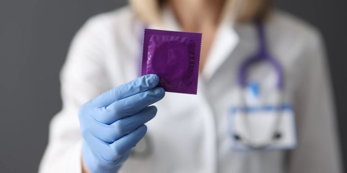 Kondome schützen nicht nur vor ungewollter Schwangerschaft, sondern auch vor Geschlechtskrankheiten – wie Anal-Herpes. Ärztin zeigt Kondom