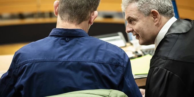 Der 39-jährige Beschuldigte bespricht sich mit seinem Verteidiger. Am Landgericht in Waldshut werden diverse Zeugen zum Tötungsdelikt in Jestetten befragt. Waldshut Gericht