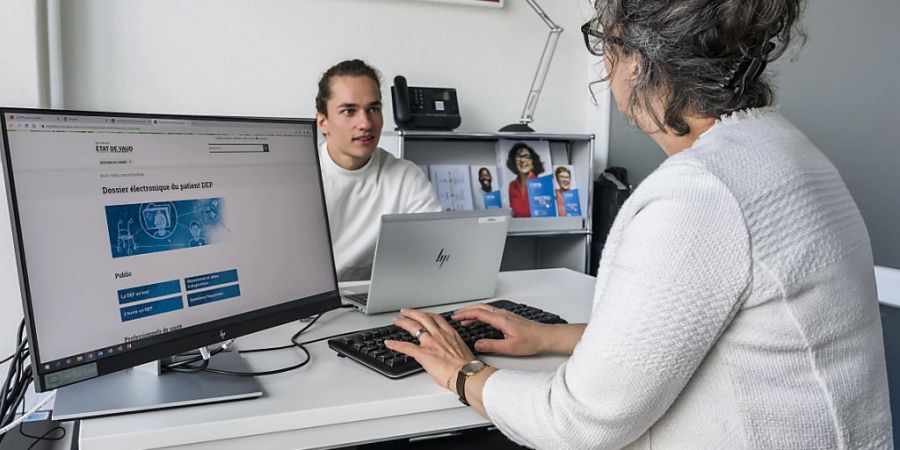 Eine fiktive Patientin eröffnet im Mai dieses Jahres in Lausanne anlässlich einer Medienkonferenz ein elektronisches Patientendossier. (Archivbild)