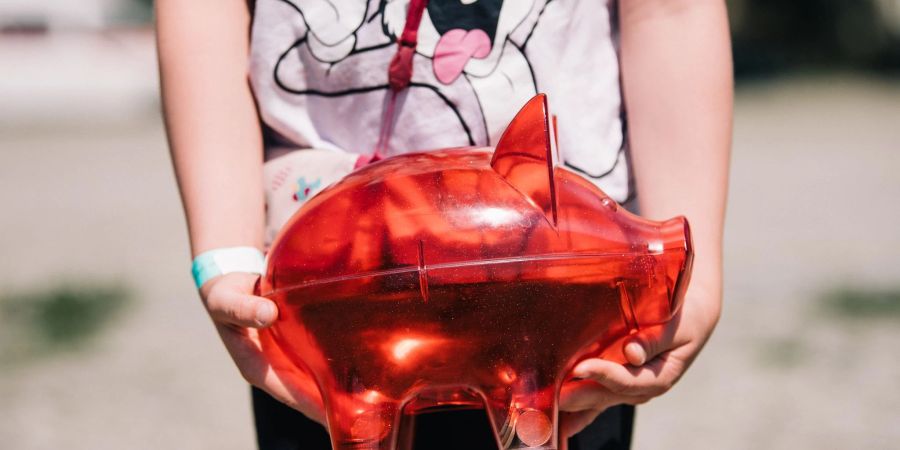 Mehr als drei Viertel aller Eltern (76 Prozent) legen laut Umfrage das Geld ihrer Kinder auf einem Sparkonto an. (Symbolbild)