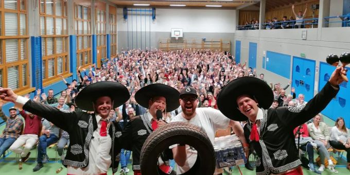 Zugabe am Schluss, Selfie mit Gast. Von links nach rechts: Noldi Betschart, Benno Schnüriger, Gast, Marco Wiget Zugabe am Schluss, Selfie mit Gast
