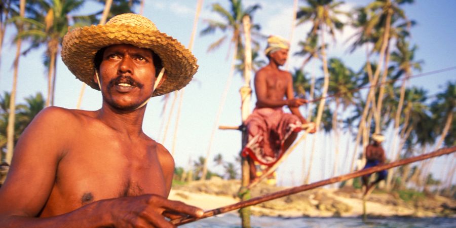 Fischer im Meer in Sri Lanka.