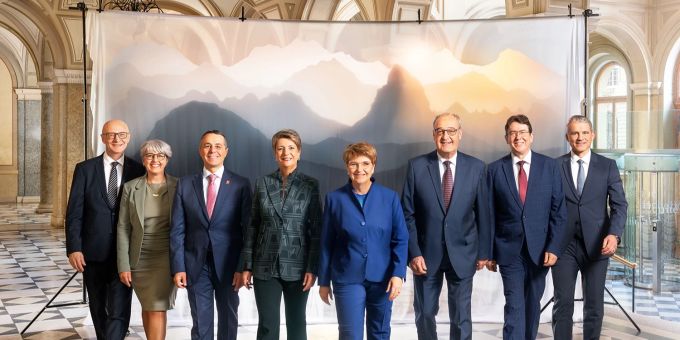 Für das Bundesratsfoto 2024 posiert der Bundesrat vor einer beeindruckenden Leinwand mit einem Bergpanorama. Bundesrat Bundesratsfoto 2024