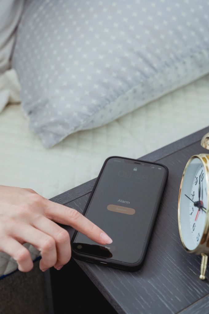 Schon am Morgen geht es los: Der Alarm im Smartphone weckt uns. Smartphone, Wecker