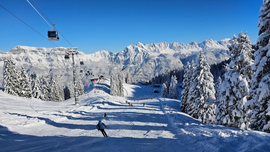 Am Sonntag spielte das Wetter unter anderem auf dem Flumserberg mit – einem regen Betrieb auf der Skipiste stand nichts im Weg.