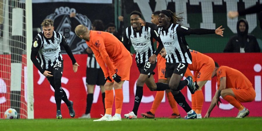 Manu Koné (r) traf spät zum Gladbacher Sieg.