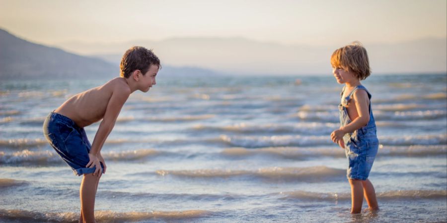 kinder spielen am meer