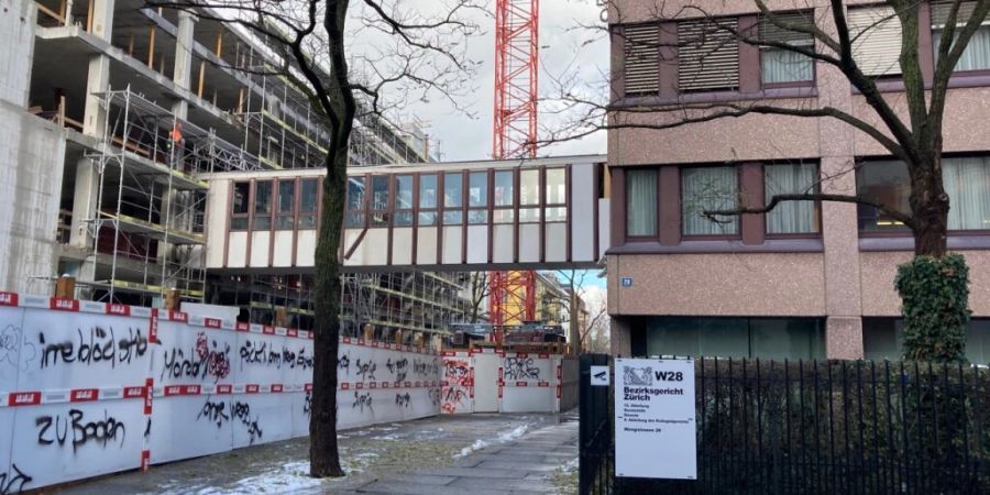 Ein Mann hat in Zürich eine auf der Strasse liegende Betrunkene überfahren: Das Zürcher Bezirksgericht sprach ihn vom Vorwurf der fahrlässigen Tötung frei.