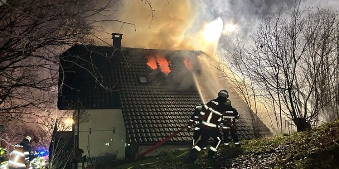 Haus wird durch Brand in Burg AG komplett zerstört. Brand in Burg.
