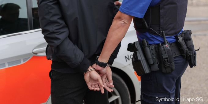 Weite SG: Dieb wird bei Flucht von Diensthund gebissen. Weite SG