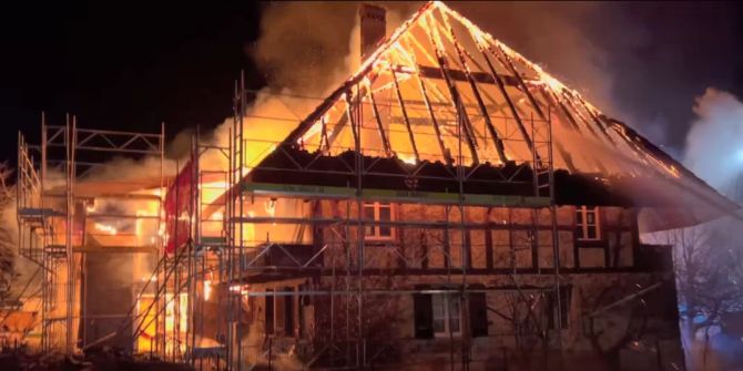 Bauernhaus in Flammen