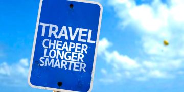 Blaues Schild:Travel cheaper, longer, smarter.