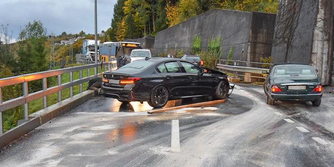 Unfall Beckenried NW - Fahrzeug kollidiert mit Leiteinrichtung