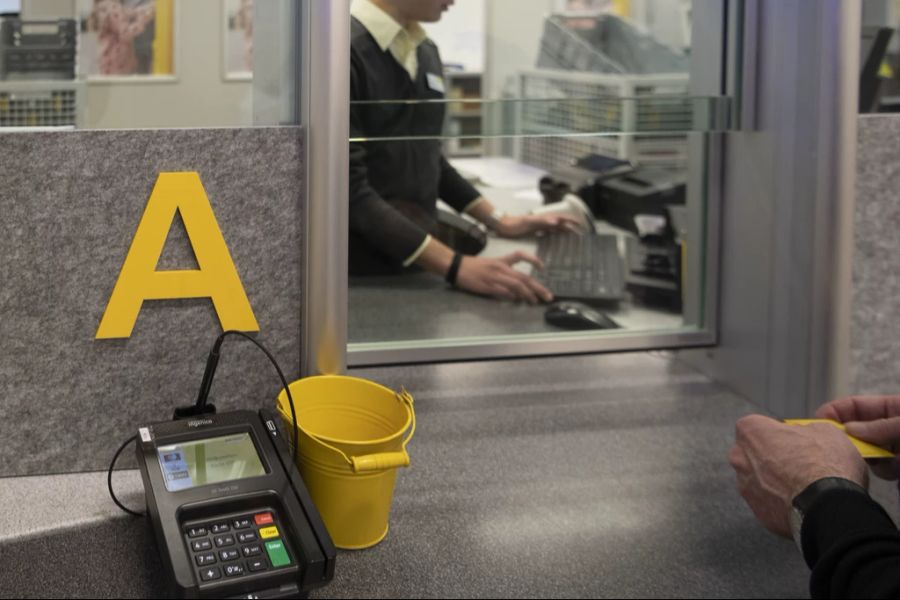 In zwei Schweizer Postfilialen wurde aktiv für Krankenkassen geworben.