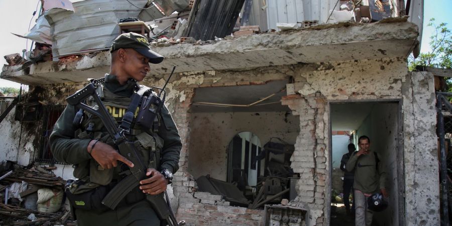 Polizisten stehen nach der Explosion einer Autobombe Wache im kolumbianischen Jamundi.