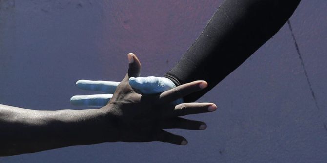 Zwei Hände Seenotretter Hilfe