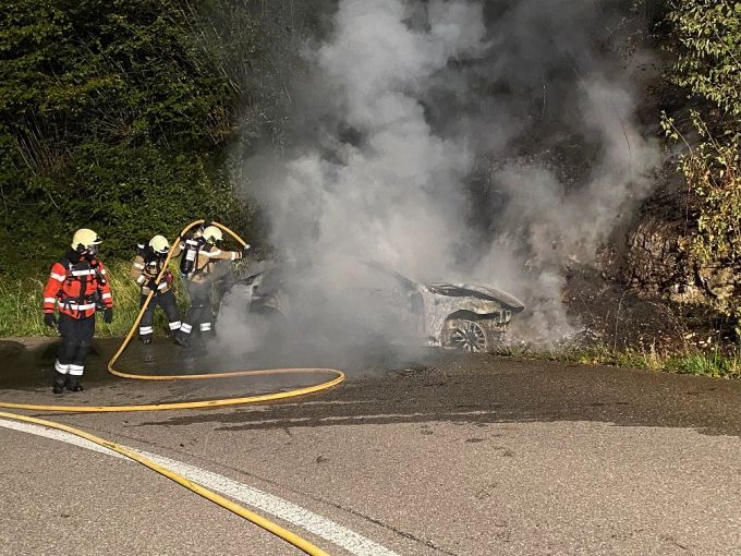 Die Feuerwehr konnte den Brand löschen. Feuerwehr löscht Auto